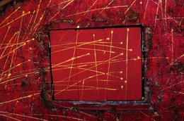 Archipel-des-Comores;-Fenêtre;-France;-Kaleidos;-Kaleidos-images;-La-parole-à-limage;-Laurent-Abad;-Mayotte;-Mur;-Océan-Indien;-Peinture-écaillée;-Rouge;-Stories-Pictures;-Texture;-Volet